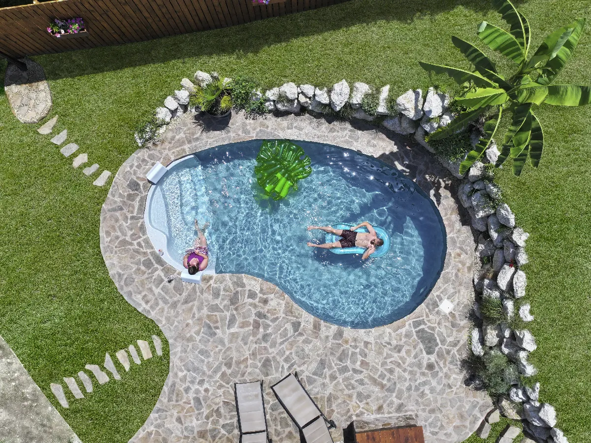 Couverture de piscine automatique sur un bassin en Suisse