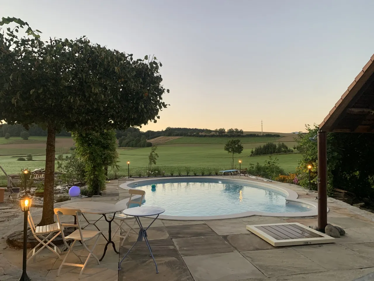 Piscine Waterair au coucher de soleil — réalisation Magicpool en Suisse
