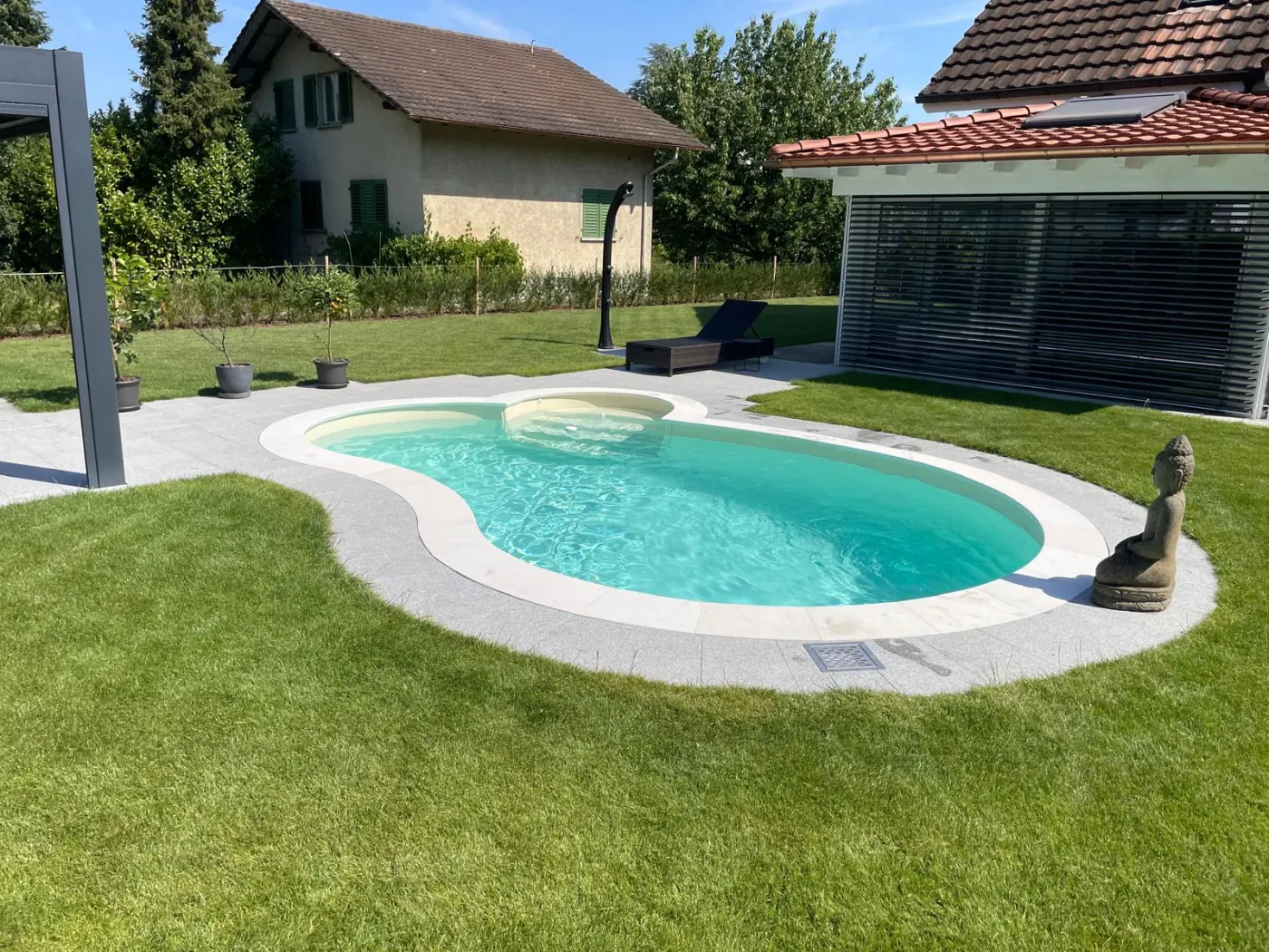 Piscine Waterair dans un jardin paysager contemporain — réalisation Magicpool