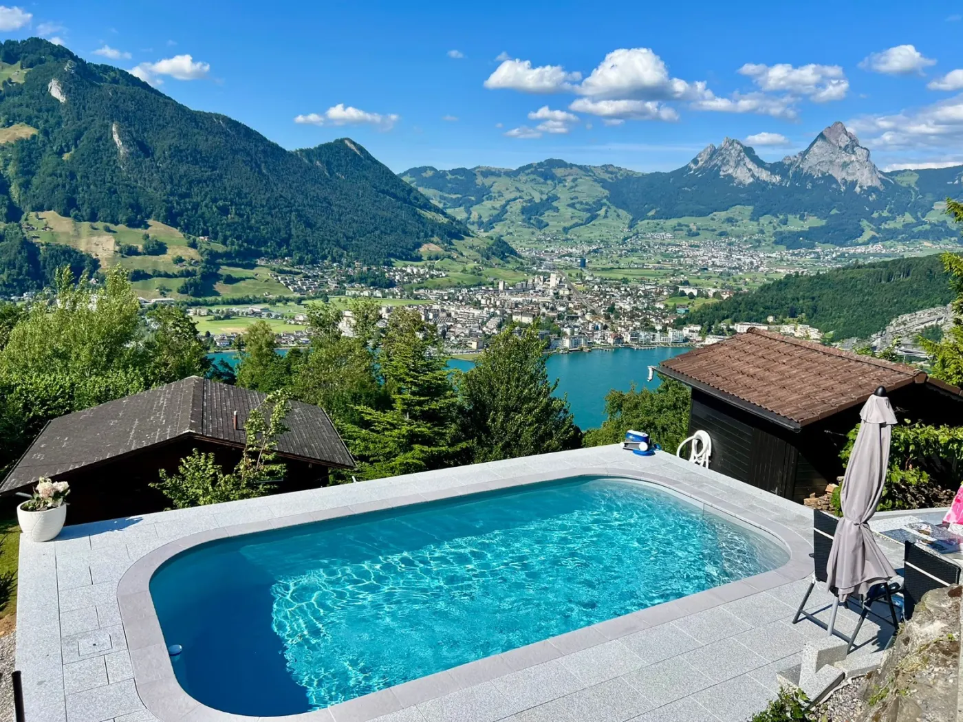 Piscine Waterair Magicpool avec vue panoramique sur les Alpes suisses